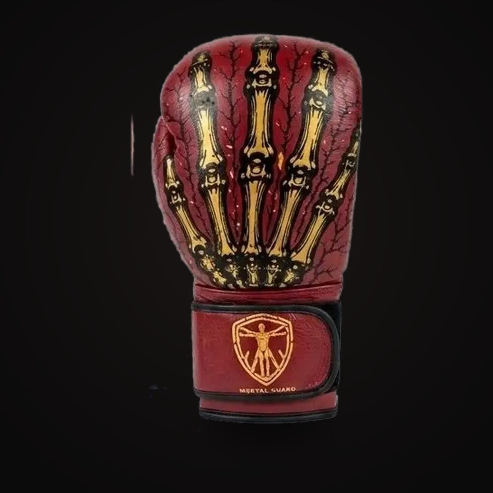 Gants de boxe MG2 Mortal Guard — vue des jointures, cuir rouge, main squelettique dorée, poignet rouge