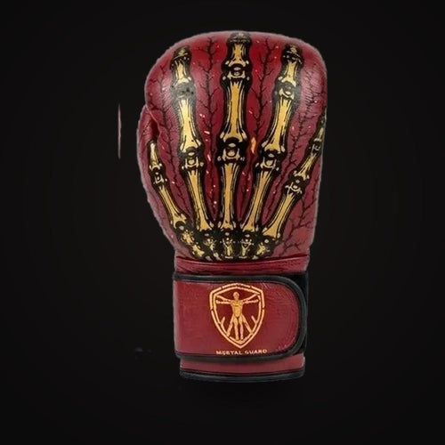 Gants de boxe MG2 Mortal Guard — vue des jointures, cuir rouge, main squelettique dorée, poignet rouge